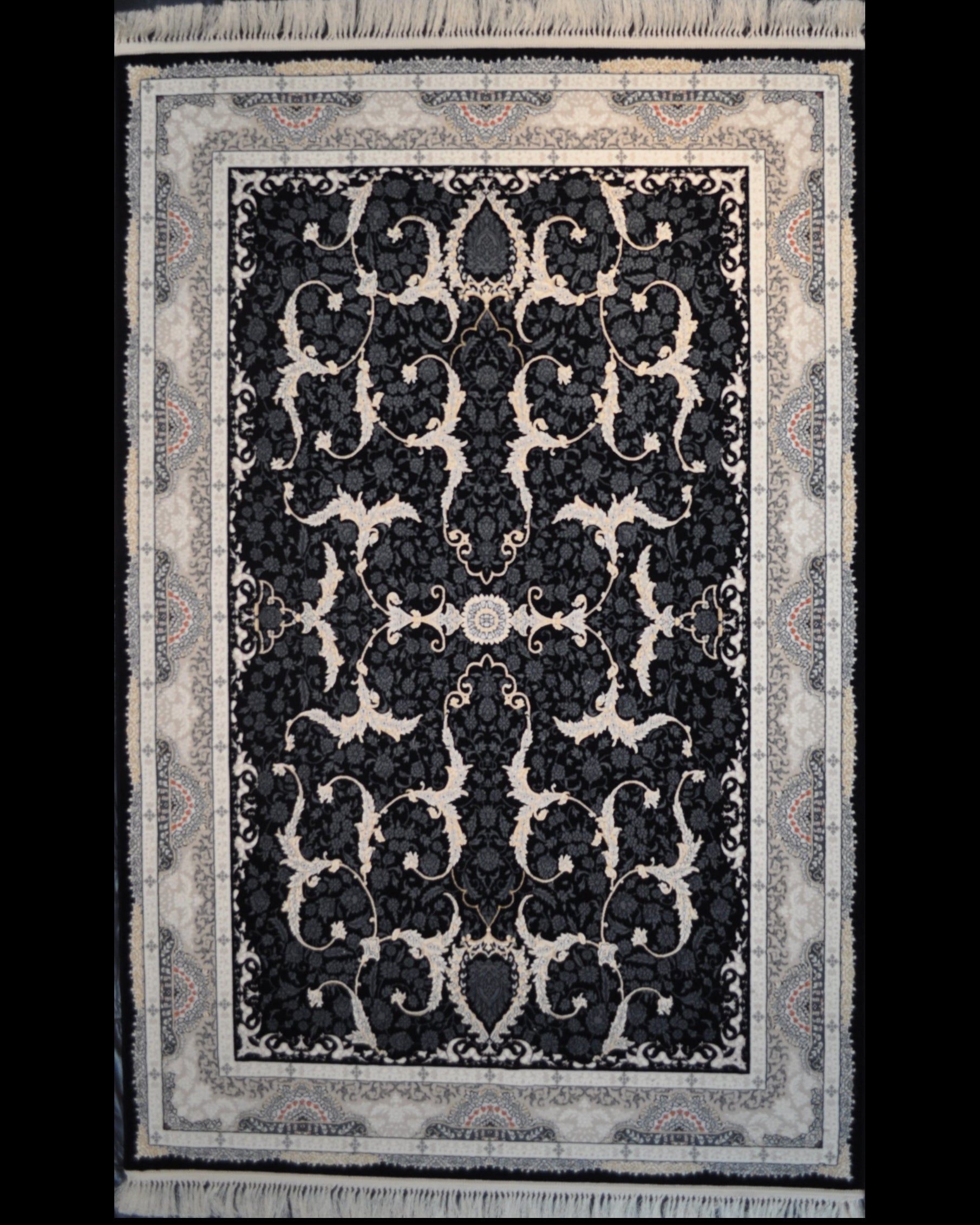 Tappeto meccanico con eleganti arabeschi floreali su fondo nero e dettagli avorio, misura 225x150 cm