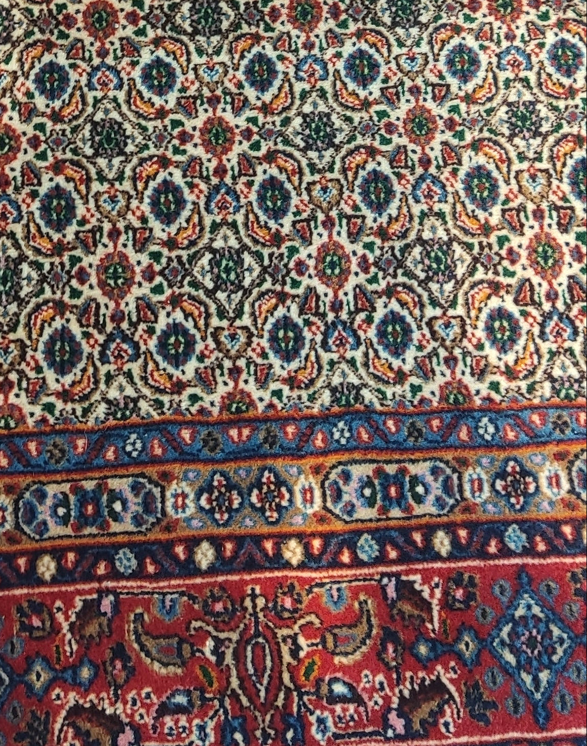 Tappeto persiano Mud annodato a mano con tradizionale disegno Herati nei toni dell'avorio, rosso e blu, misura 200x130 cm