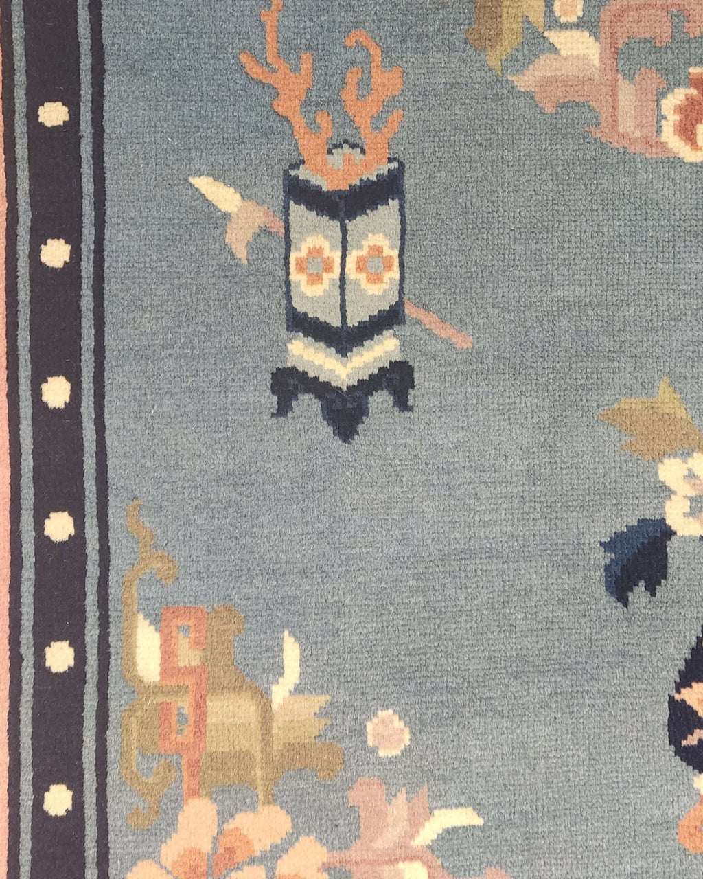 Tappeto Pechino annodato a mano con fondo azzurro e motivi decorativi della tradizione cinese, misura 180x123 cm