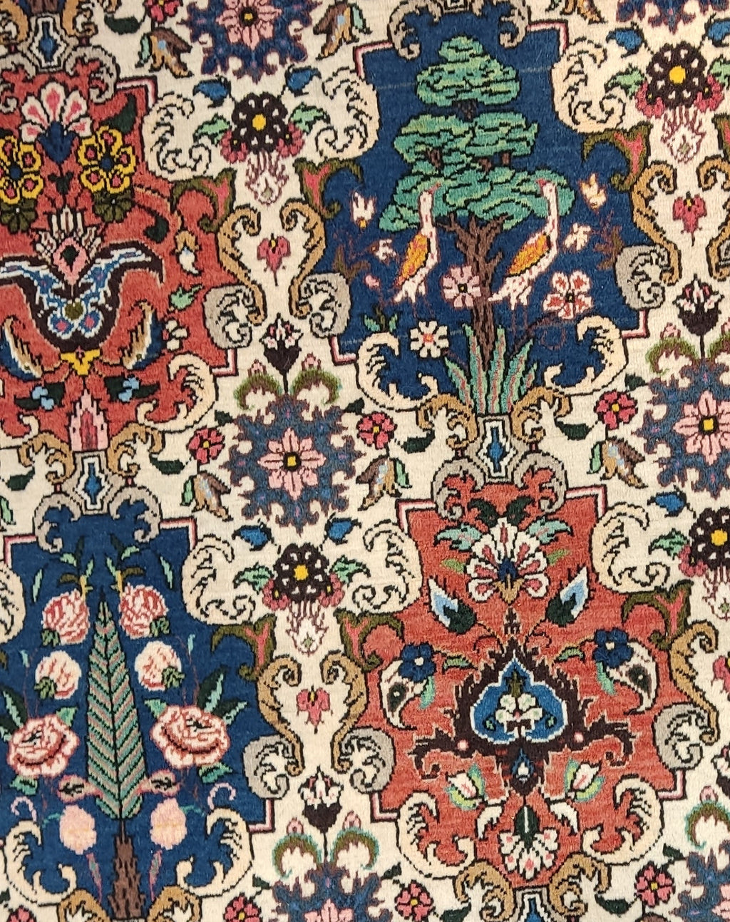 Tappeto persiano Bakhtiari annodato a mano con tradizionale disegno a giardino e motivi floreali policromi, misura 250x160 cm