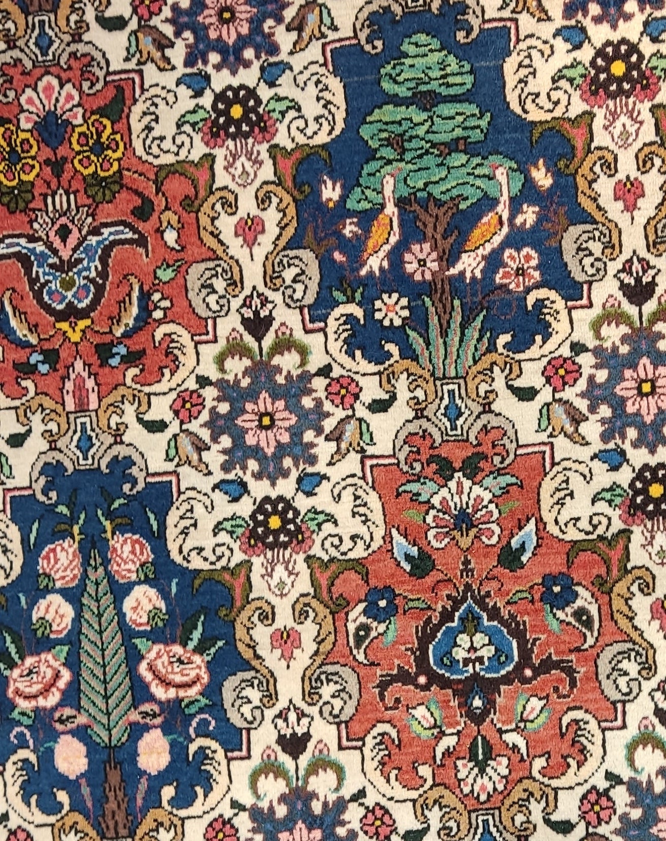 Tappeto persiano Bakhtiari annodato a mano con tradizionale disegno a giardino e motivi floreali policromi, misura 250x160 cm