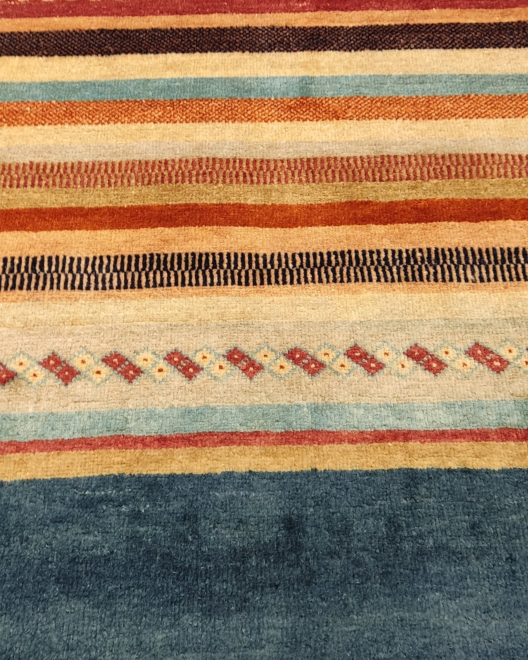 Tappeto persiano Gabbeh annodato a mano con righe multicolore su fondo blu, misura 154x106 cm