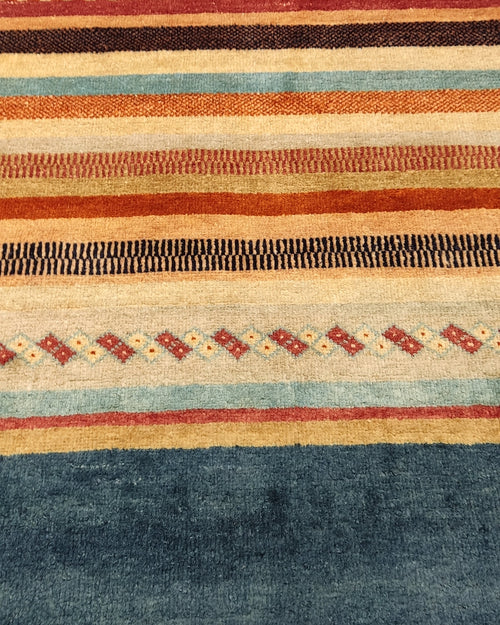 Tappeto persiano Gabbeh annodato a mano con righe multicolore su fondo blu, misura 154x106 cm
