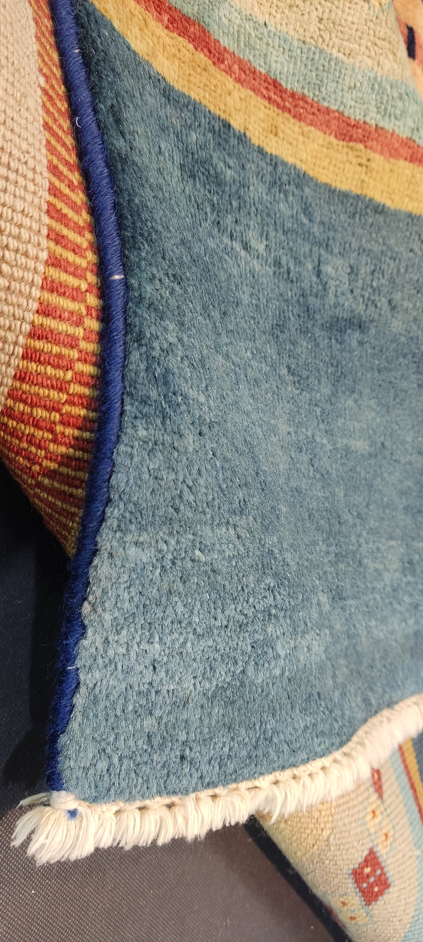 Tappeto persiano Gabbeh annodato a mano con righe multicolore su fondo blu, misura 154x106 cm