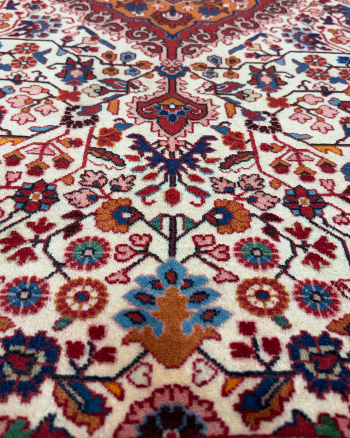 Tappeto persiano Giosan 150x100 cm avorio e rosso con medaglione floreale