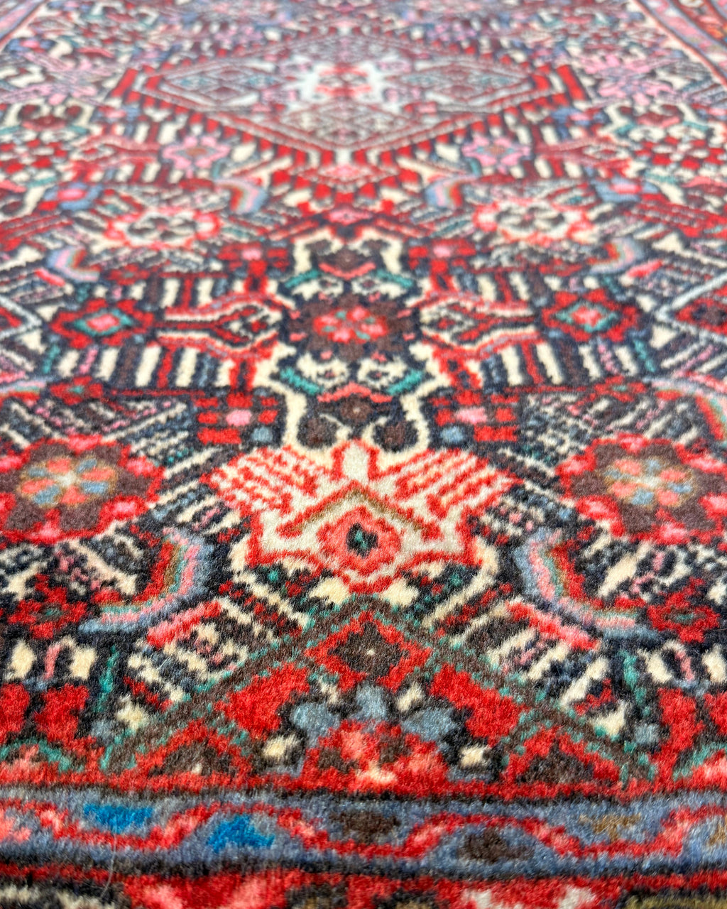 Tappeto persiano Hamedan 130x76 cm rosso e blu con disegno geometrico