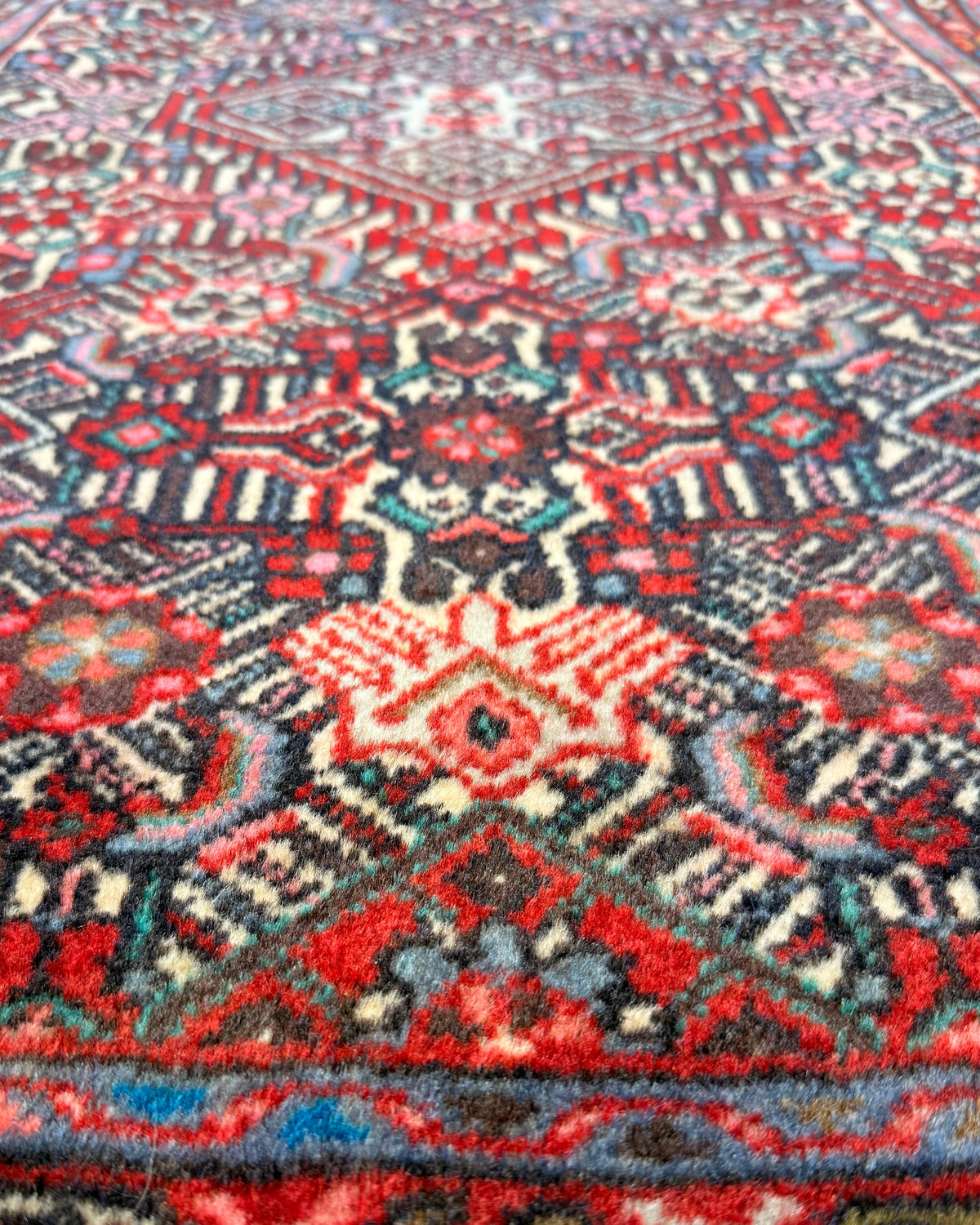 Tappeto persiano Hamedan 130x76 cm rosso e blu con disegno geometrico