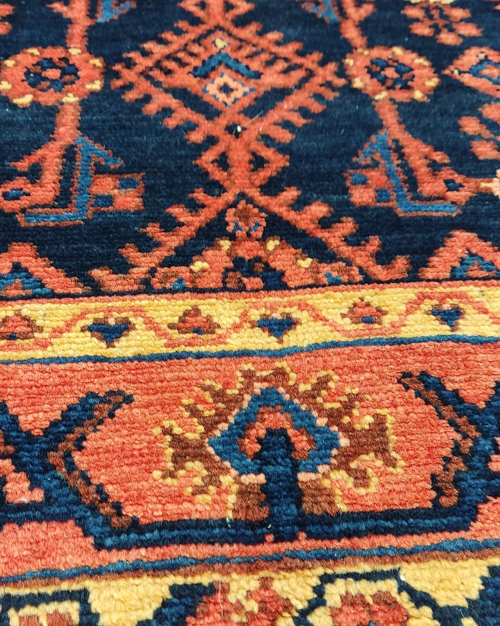 Tappeto persiano Hamedan annodato a mano con motivi geometrici tribali nei toni del rosso e blu, misura 161x110 cm
