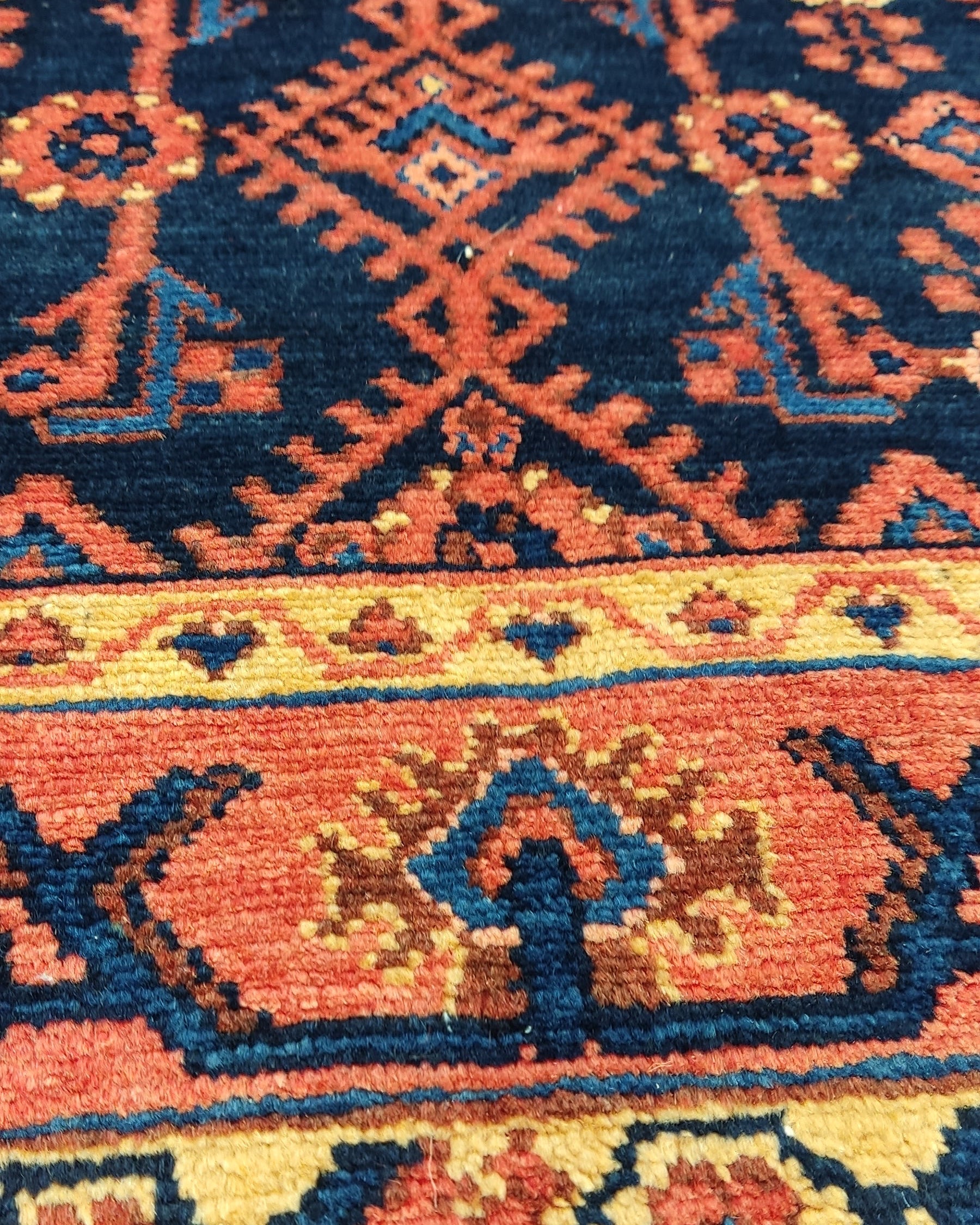 Tappeto persiano Hamedan annodato a mano con motivi geometrici tribali nei toni del rosso e blu, misura 161x110 cm
