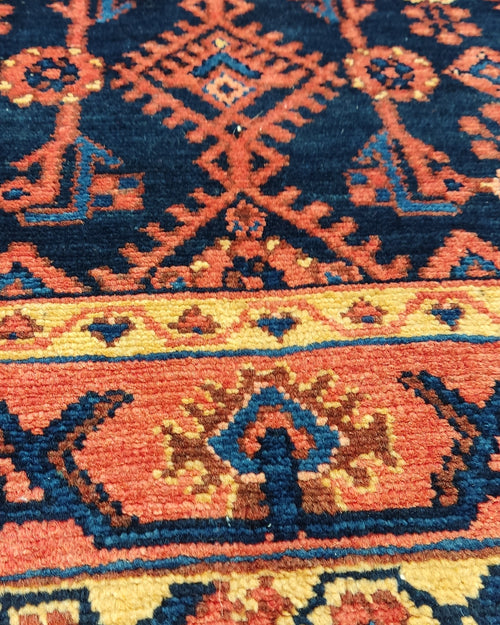 Tappeto persiano Hamedan annodato a mano con motivi geometrici tribali nei toni del rosso e blu, misura 161x110 cm
