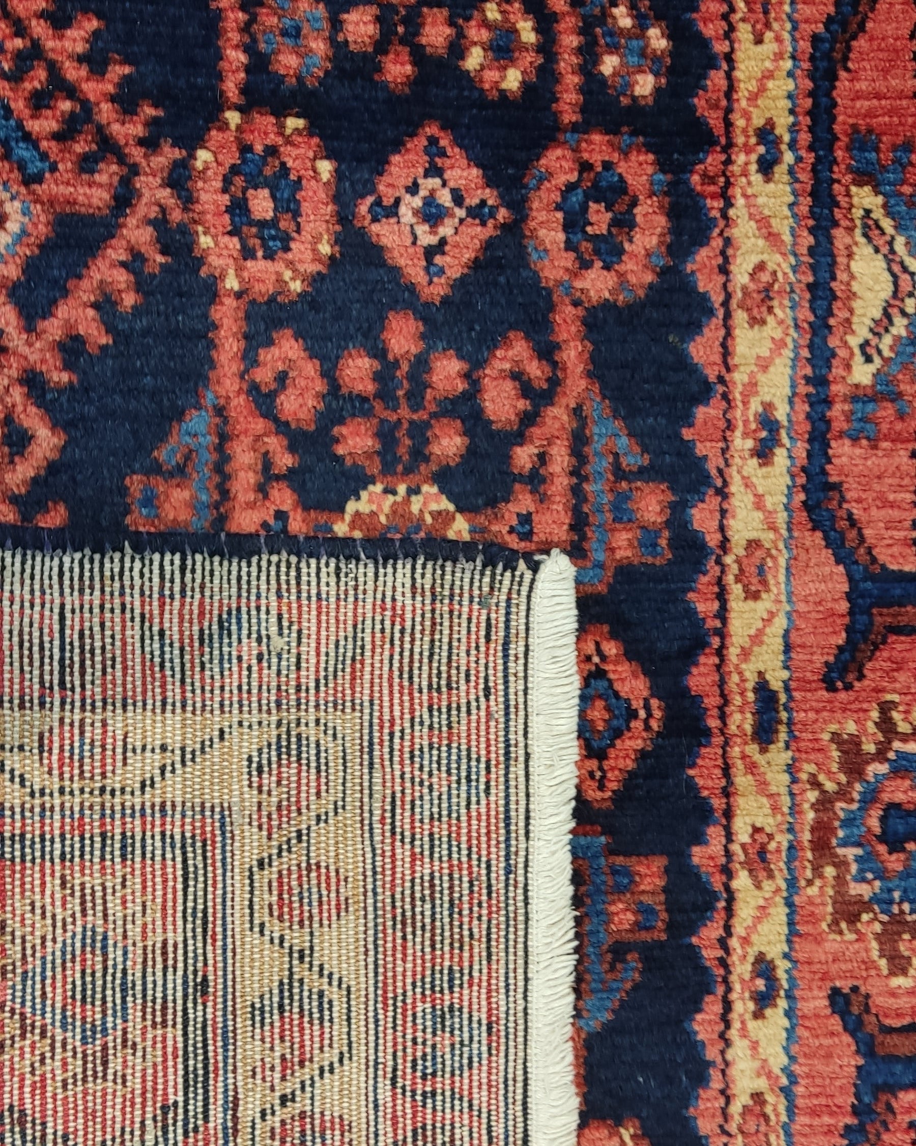 Tappeto persiano Hamedan annodato a mano con motivi geometrici tribali nei toni del rosso e blu, misura 161x110 cm