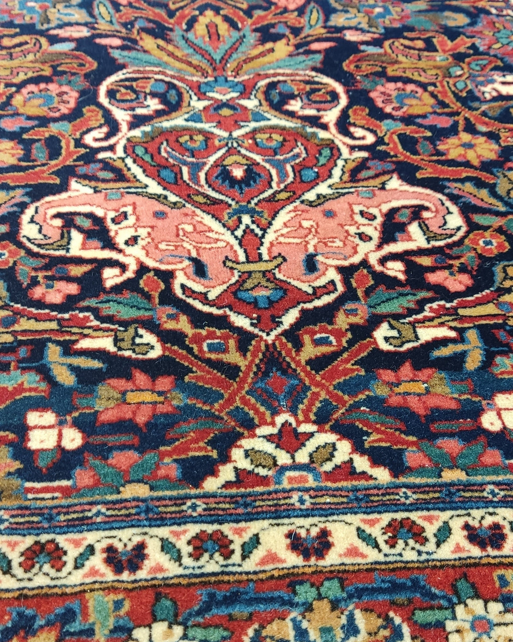 Tappeto persiano Kashan annodato a mano con raffinati motivi floreali su fondo blu notte, misura 205x130 cm