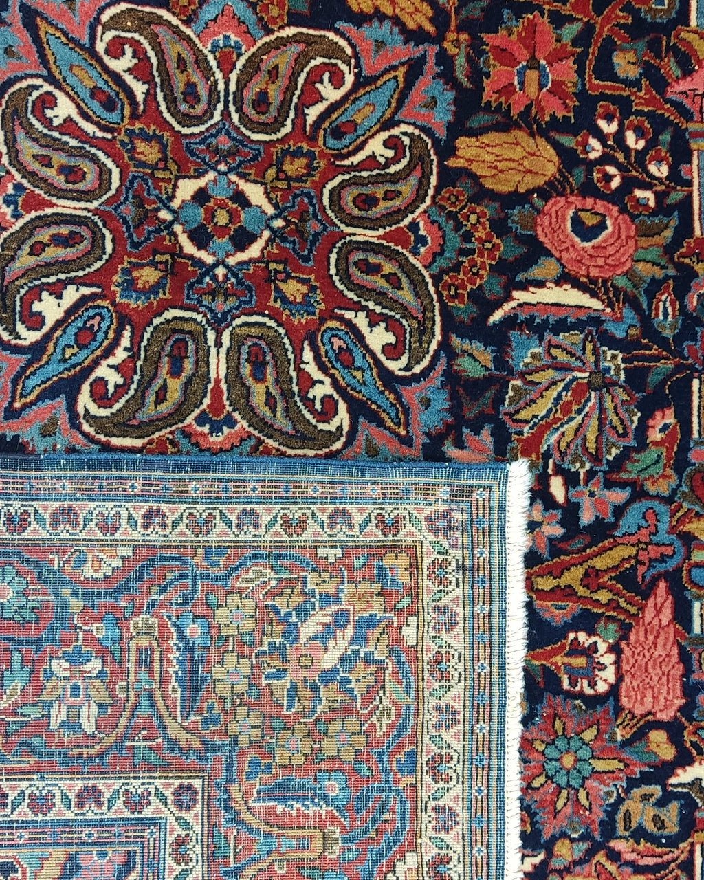Tappeto persiano Kashan annodato a mano con raffinati motivi floreali su fondo blu notte, misura 205x130 cm