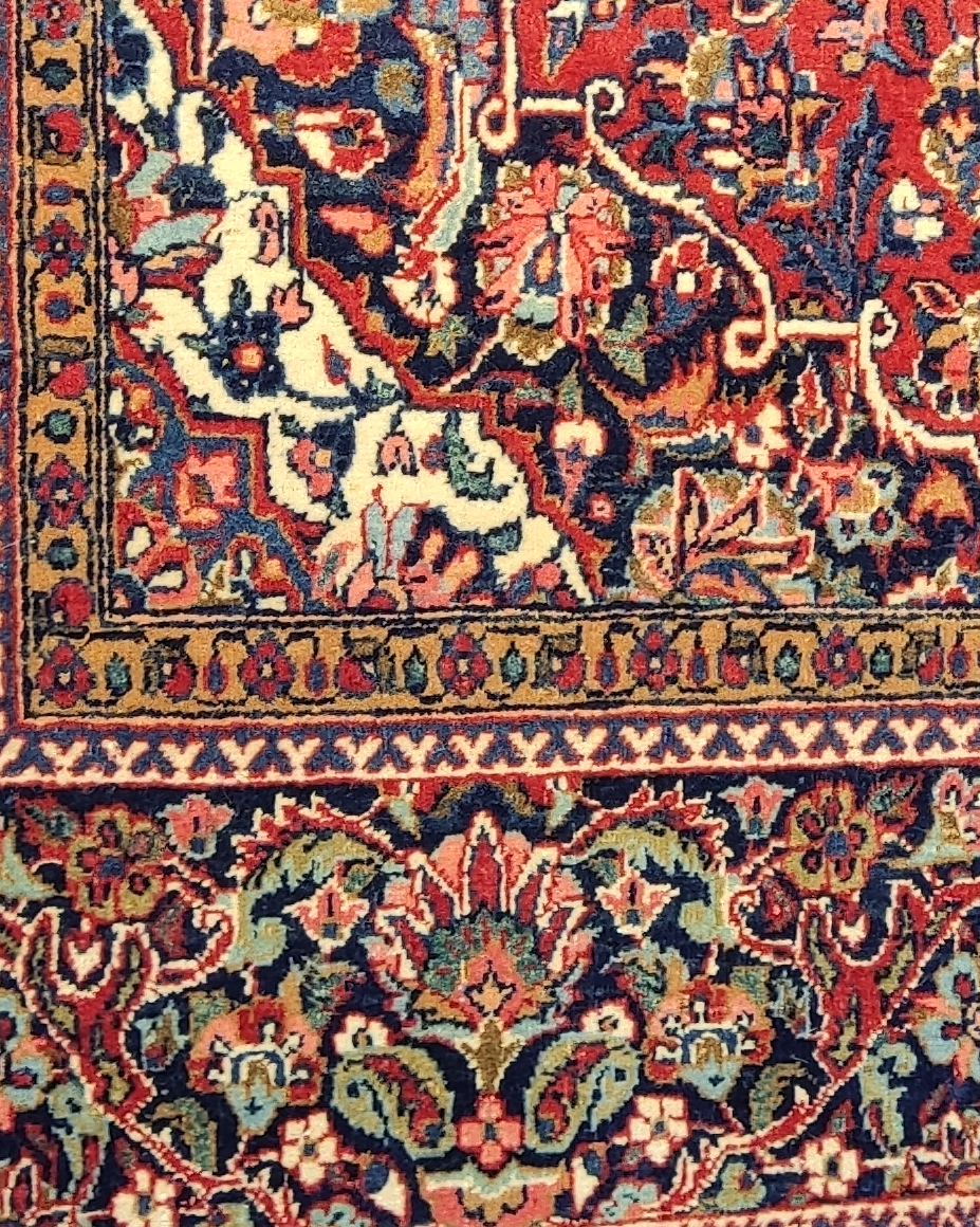 Tappeto persiano Kashan antico annodato a mano con ricchi motivi floreali su fondo rosso e bordura blu, misura 200x128 cm
