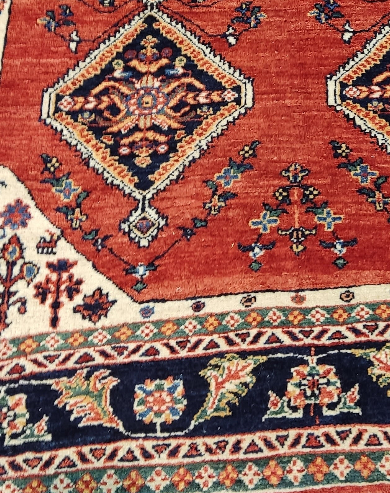 Tappeto persiano Kashkuli annodato a mano con motivi geometrici tribali su fondo rosso, misura 143x112 cm