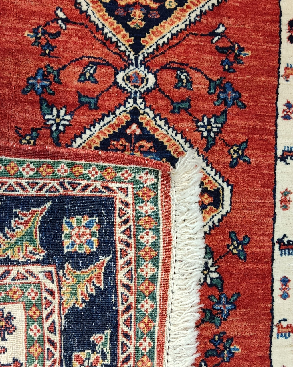 Tappeto persiano Kashkuli annodato a mano con motivi geometrici tribali su fondo rosso, misura 143x112 cm