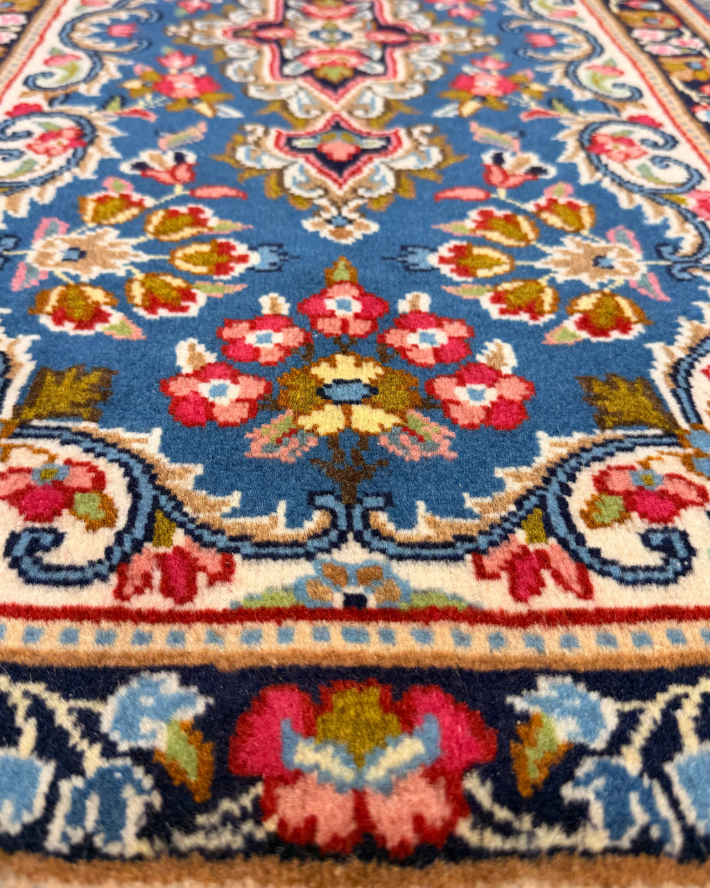 Tappeto persiano Kerman Raver blu 110x60 cm con motivi floreali