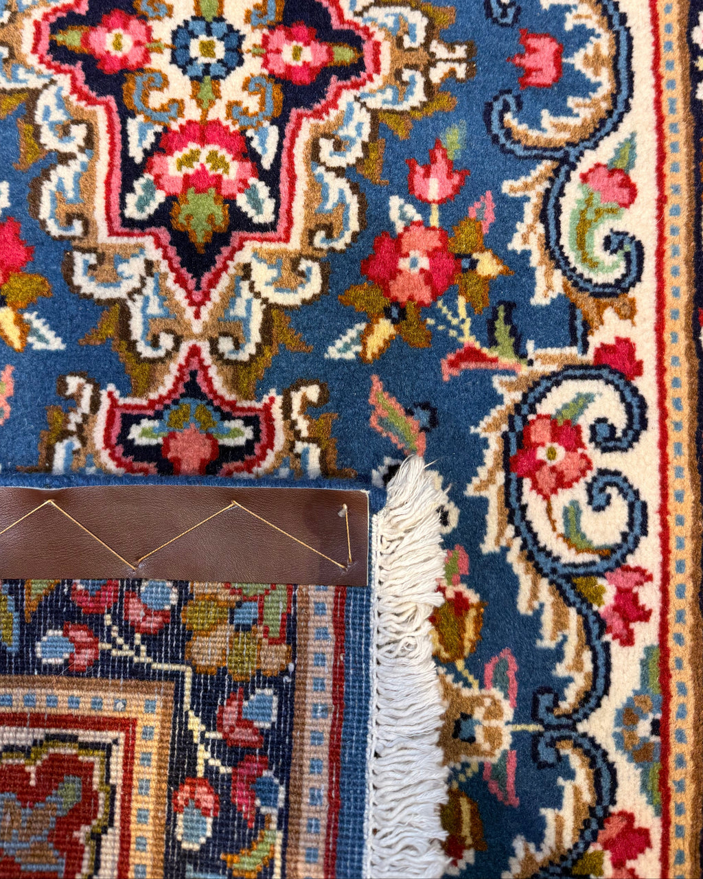 Tappeto persiano Kerman Raver blu 110x60 cm con motivi floreali