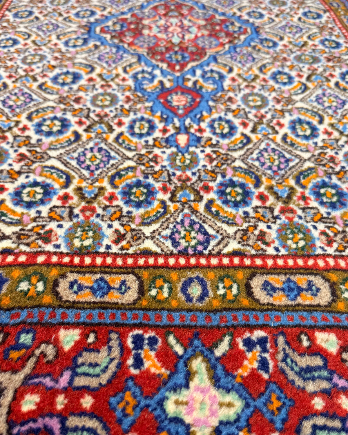 Tappeto persiano Mud 118x78 cm con medaglione centrale e motivi floreali