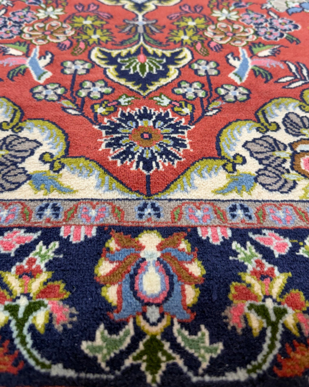 Tappeto persiano Qom 155x102 cm rosso con medaglione centrale floreale
