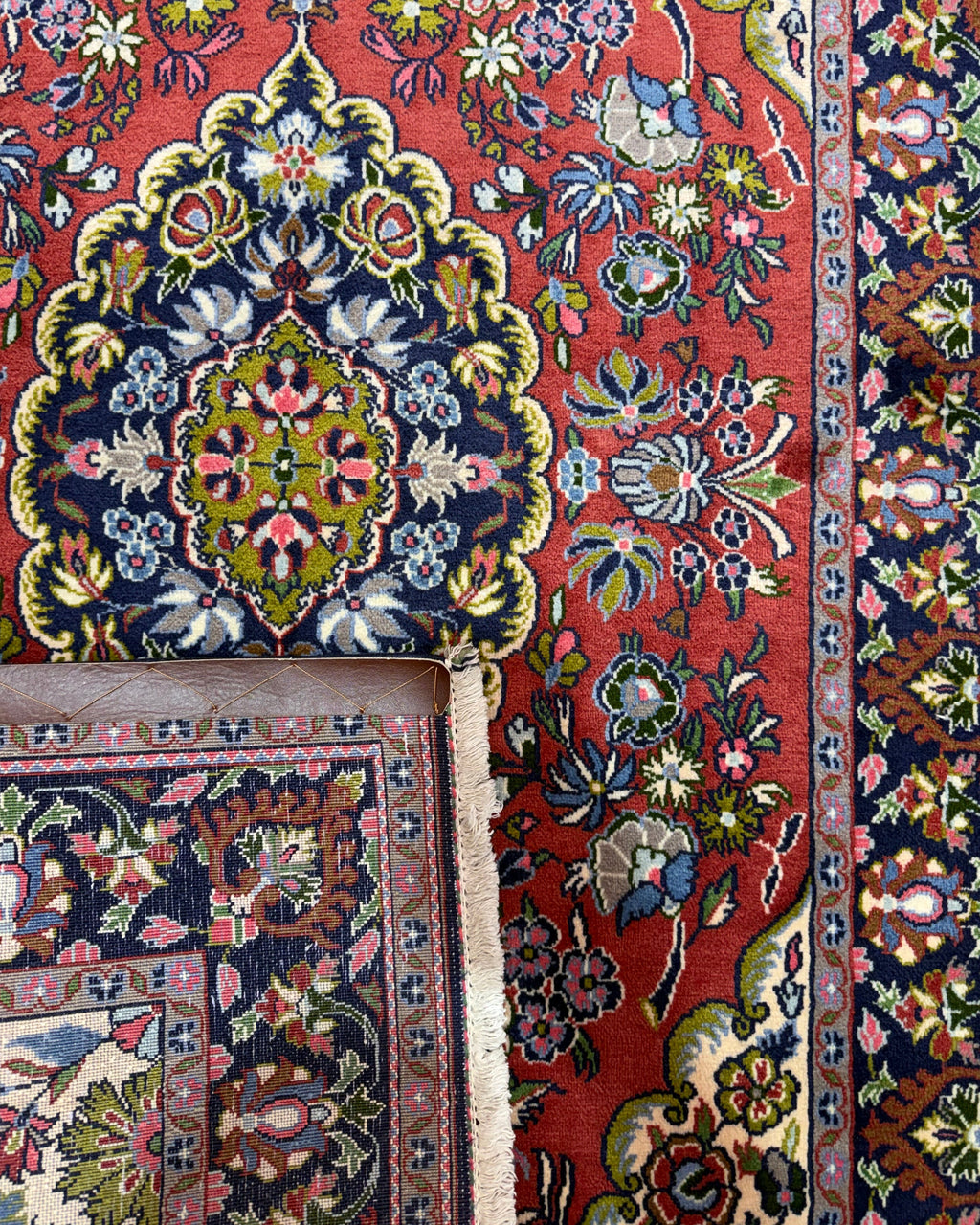 Tappeto persiano Qom 155x102 cm rosso con medaglione centrale floreale