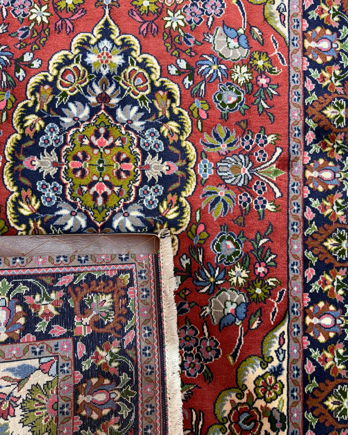 Tappeto persiano Qom 155x102 cm rosso con medaglione centrale floreale