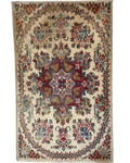 Tappeto persiano Qom usato 90x58 cm con medaglione centrale e motivi floreali su fondo avorio