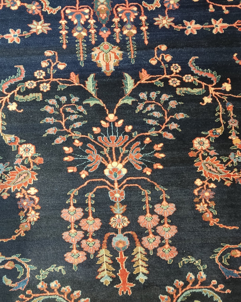 Tappeto persiano Saruk d'epoca annodato a mano con eleganti motivi floreali su fondo blu notte, misura 206x135 cm