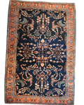 Tappeto persiano Saruk d'epoca annodato a mano con eleganti motivi floreali su fondo blu notte, misura 206x135 cm