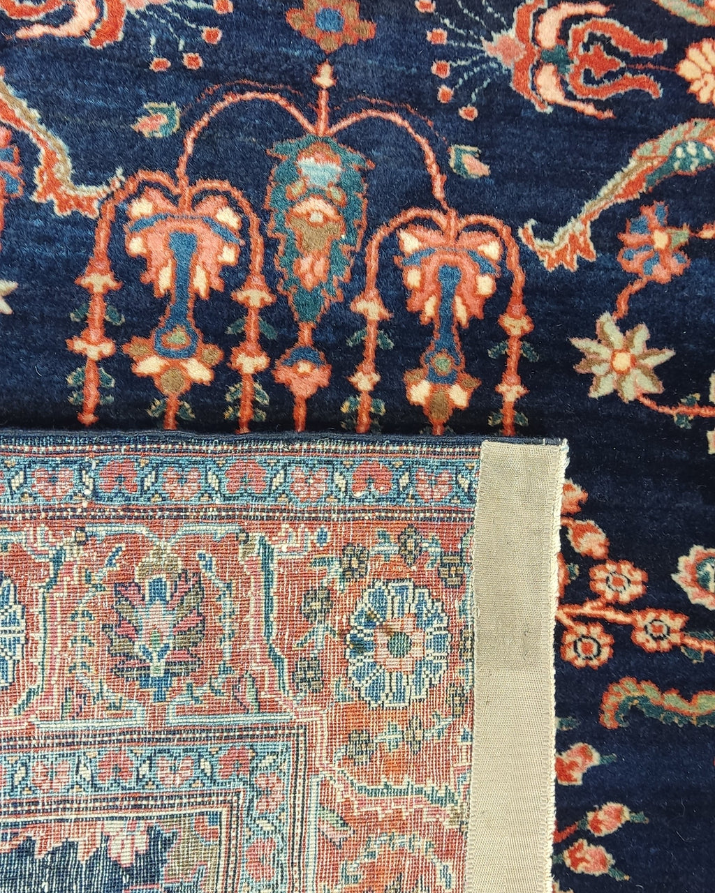 Tappeto persiano Saruk d'epoca annodato a mano con eleganti motivi floreali su fondo blu notte, misura 206x135 cm