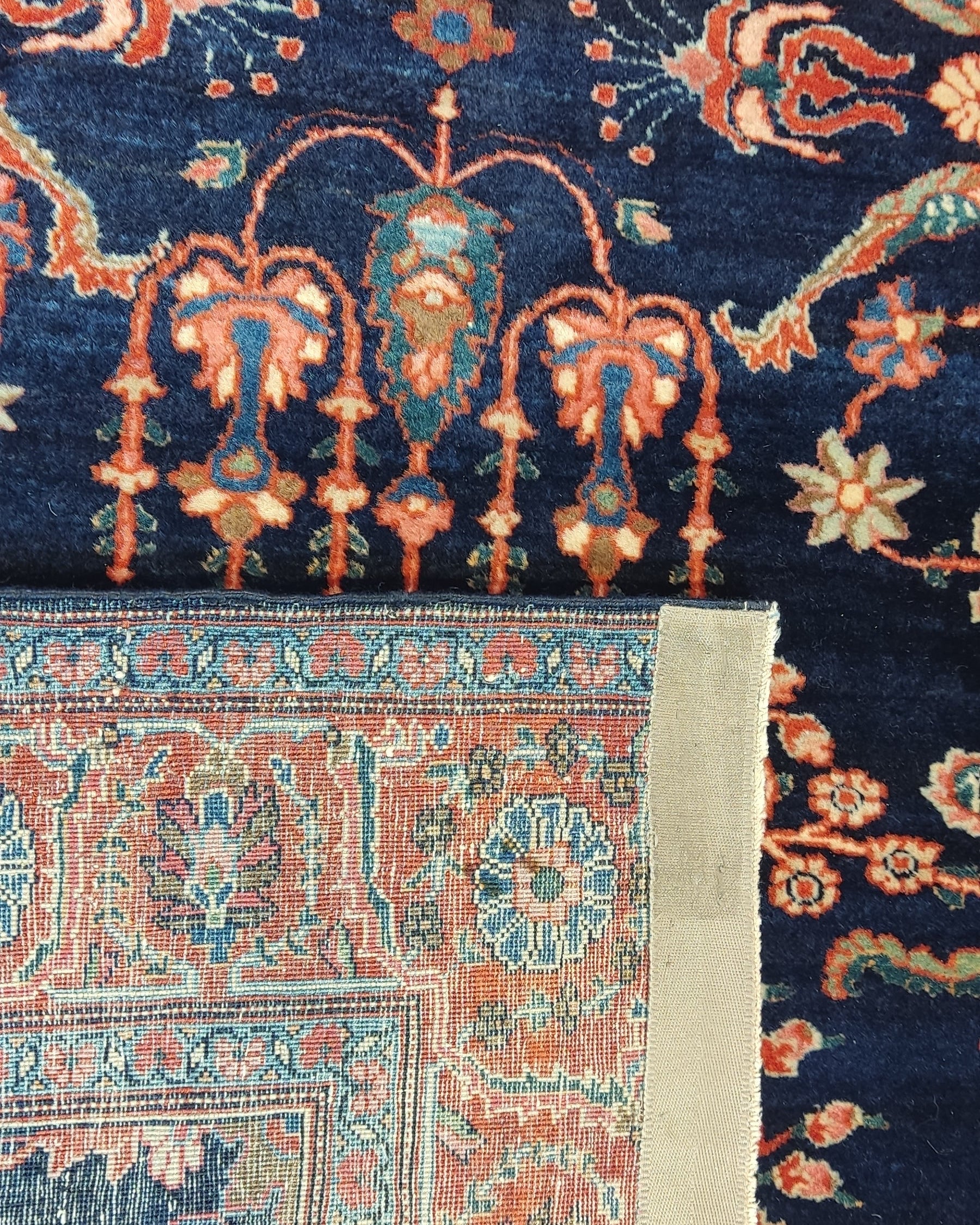 Tappeto persiano Saruk d'epoca annodato a mano con eleganti motivi floreali su fondo blu notte, misura 206x135 cm