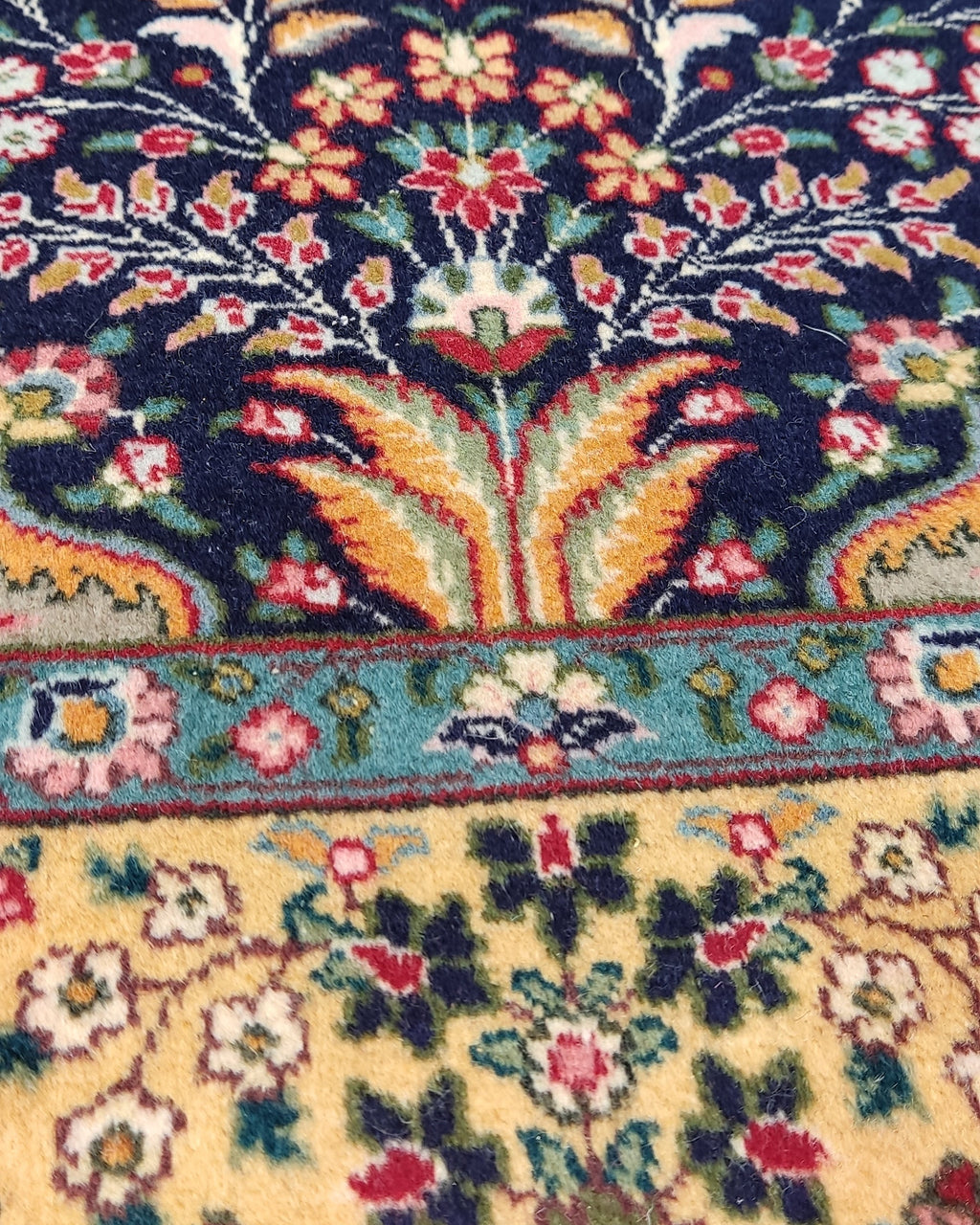 Tappeto persiano Tabriz 50 Raj con medaglione centrale e motivi floreali su fondo blu notte, misura 145x100 cm