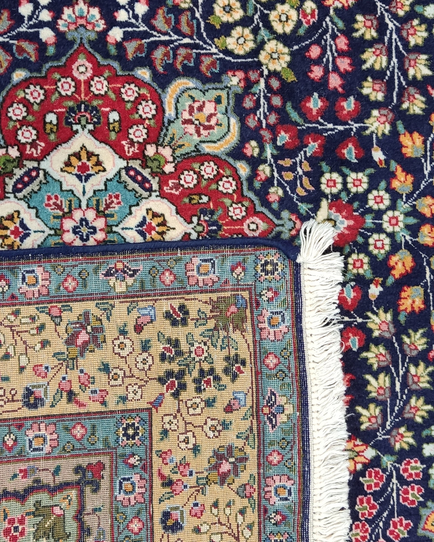Tappeto persiano Tabriz 50 Raj con medaglione centrale e motivi floreali su fondo blu notte, misura 145x100 cm