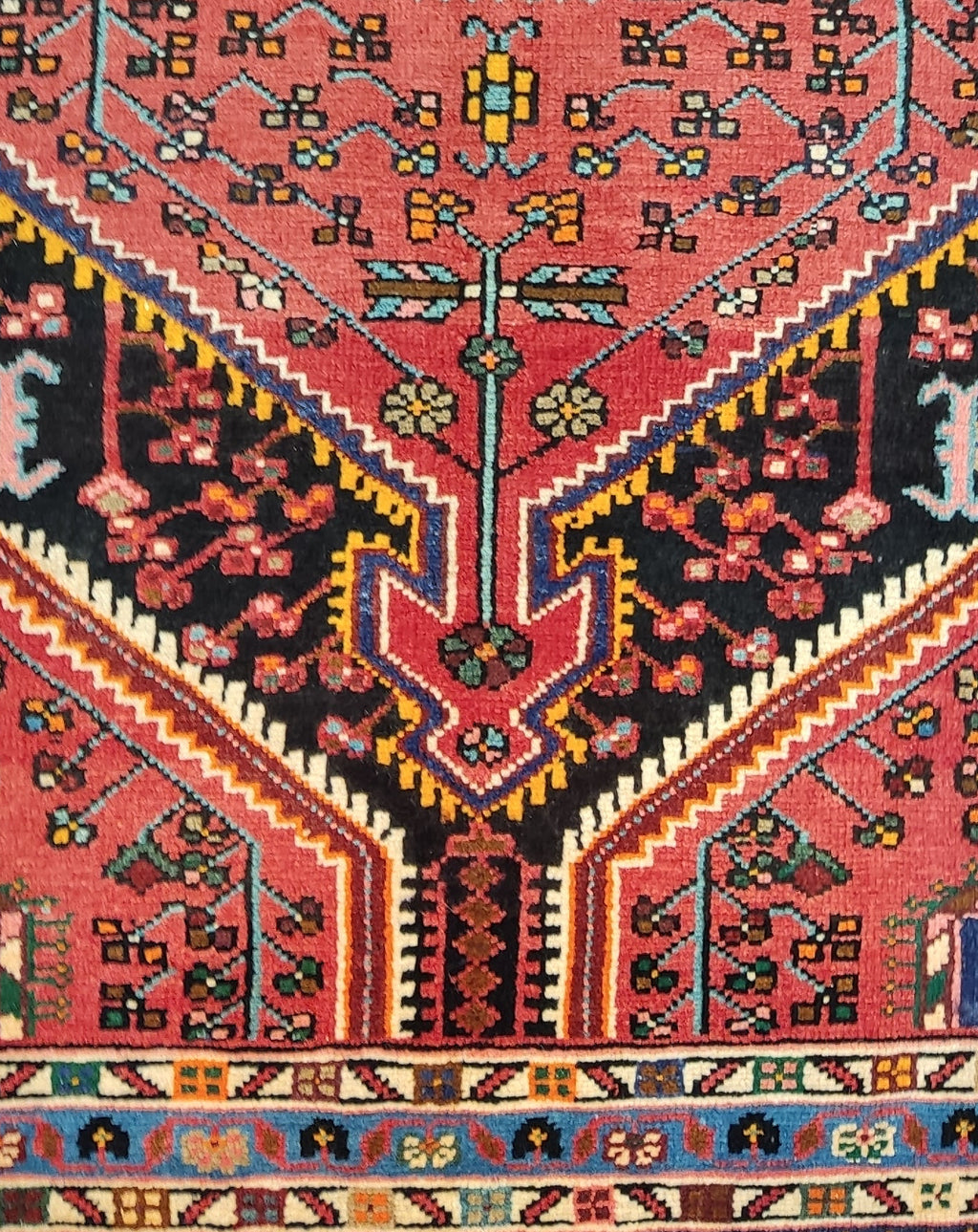 Tappeto persiano Tuserkan annodato a mano con medaglione geometrico centrale su fondo rosso e bordura blu, misura 150x112 cm