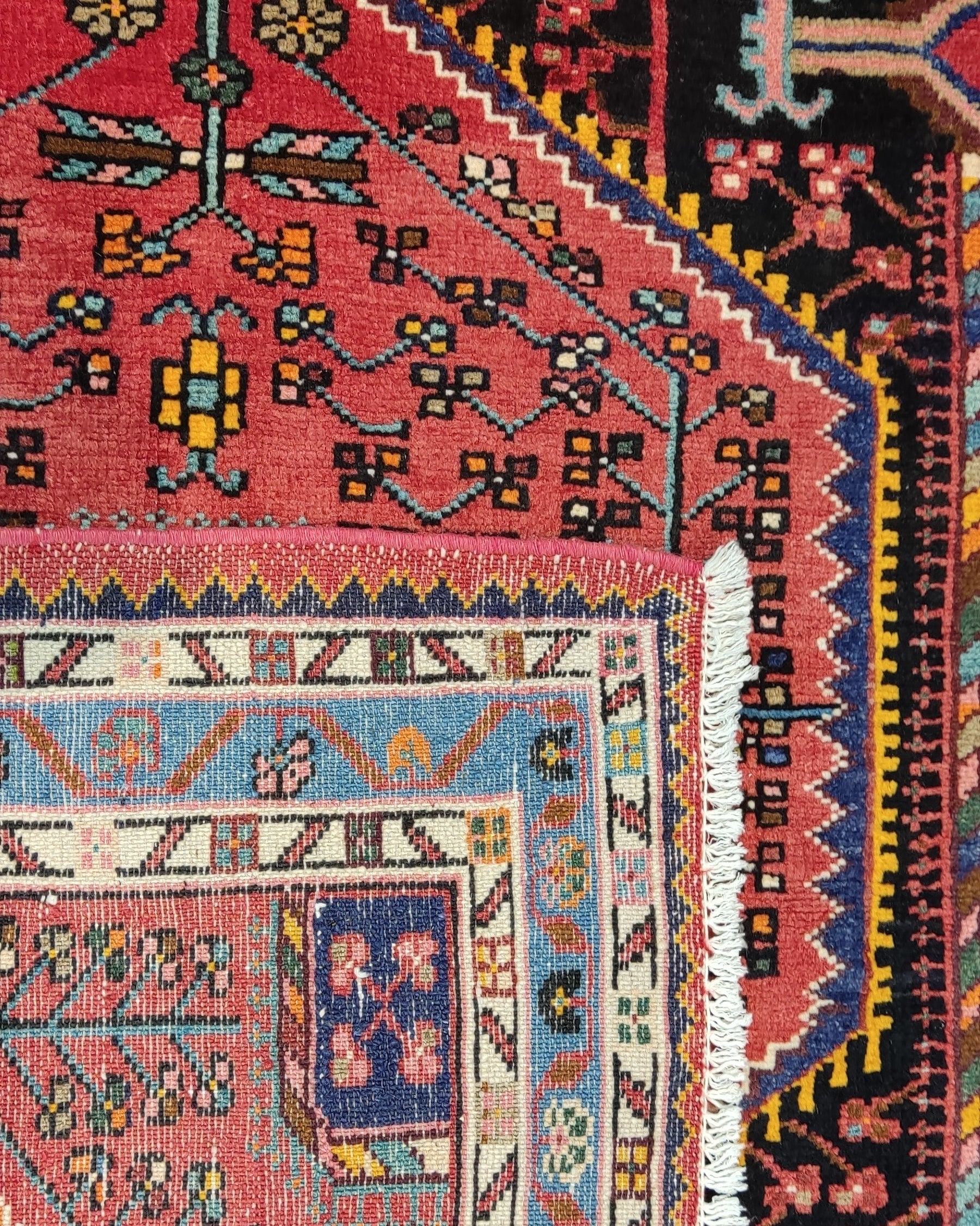 Tappeto persiano Tuserkan annodato a mano con medaglione geometrico centrale su fondo rosso e bordura blu, misura 150x112 cm