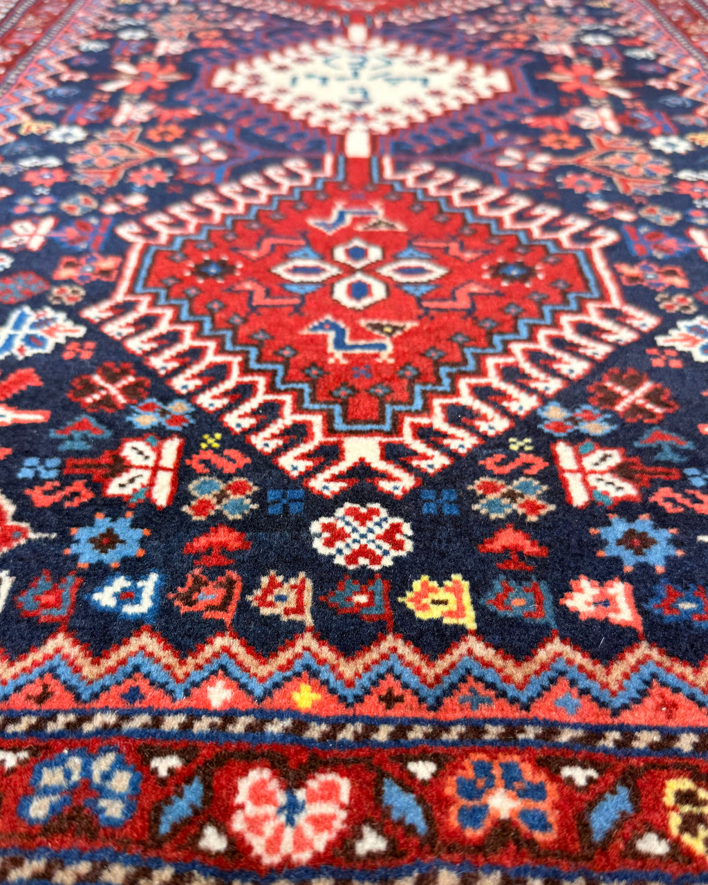 Tappeto persiano Yalameh blu 105x64 cm con tre medaglioni geometrici