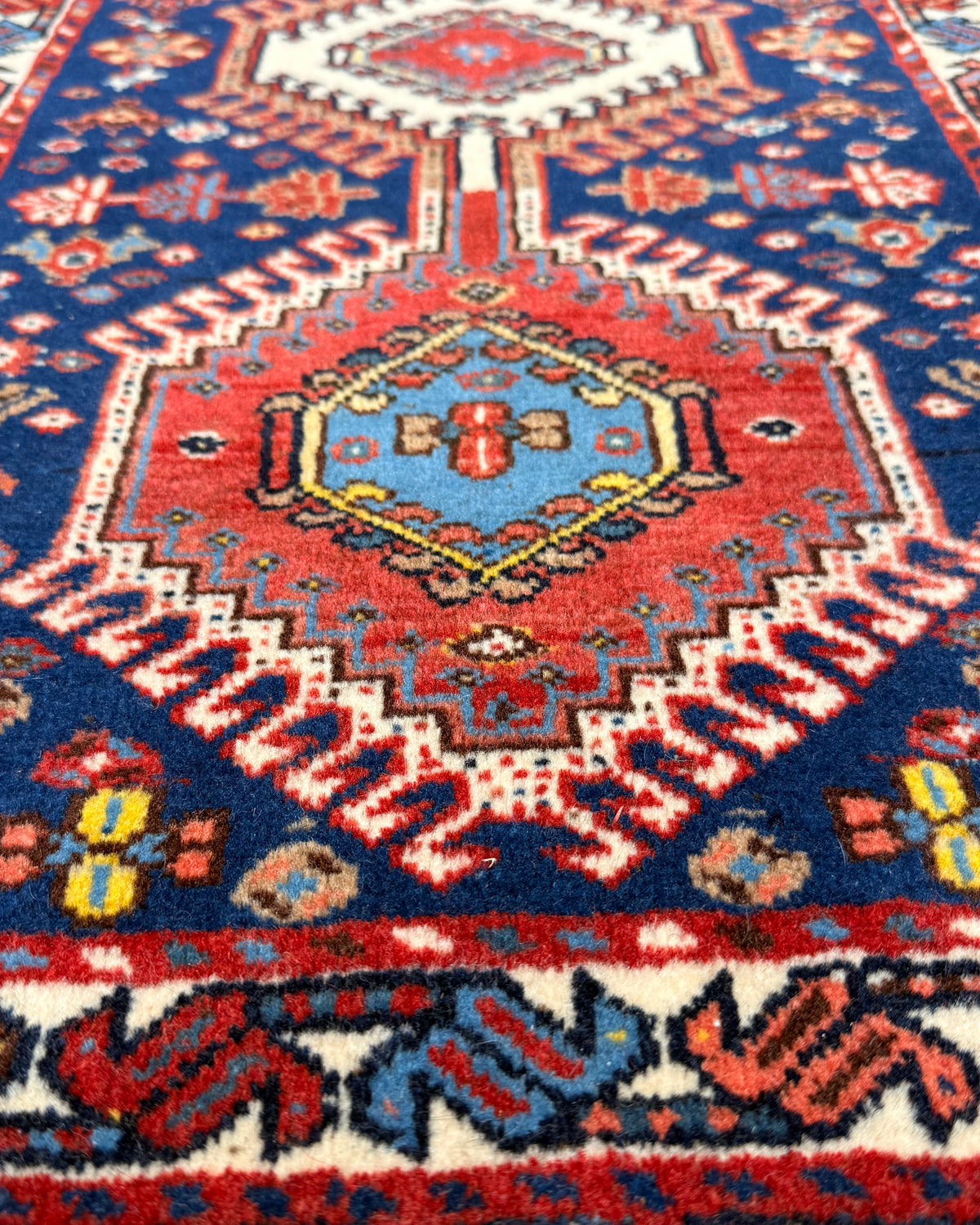 Tappeto persiano Yalameh blu 146x55 cm con medaglioni geometrici