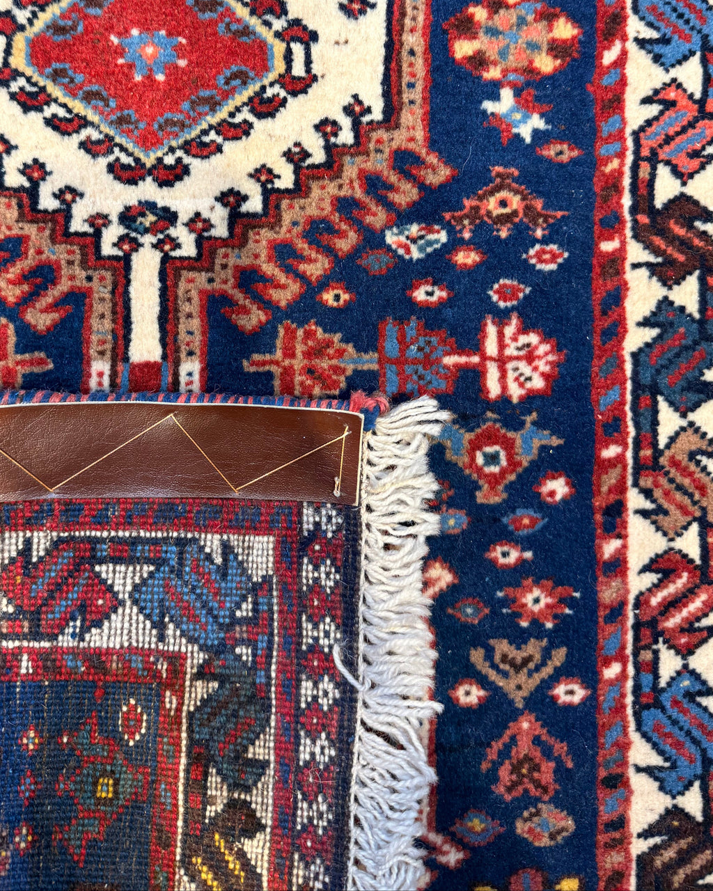 Tappeto persiano Yalameh blu 146x55 cm con medaglioni geometrici