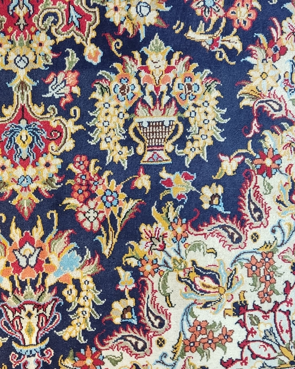 Tappeto Qom persiano annodato a mano con fondo blu notte, medaglione centrale e ricchi motivi floreali, misura 214x144 cm