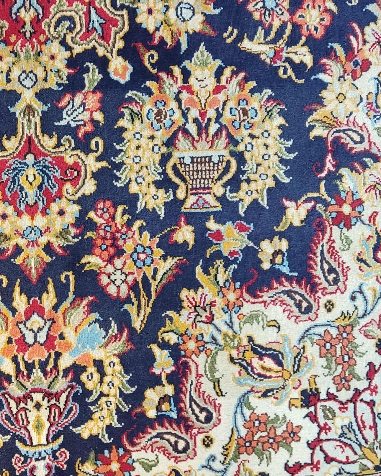 Tappeto Qom persiano annodato a mano con fondo blu notte, medaglione centrale e ricchi motivi floreali, misura 214x144 cm