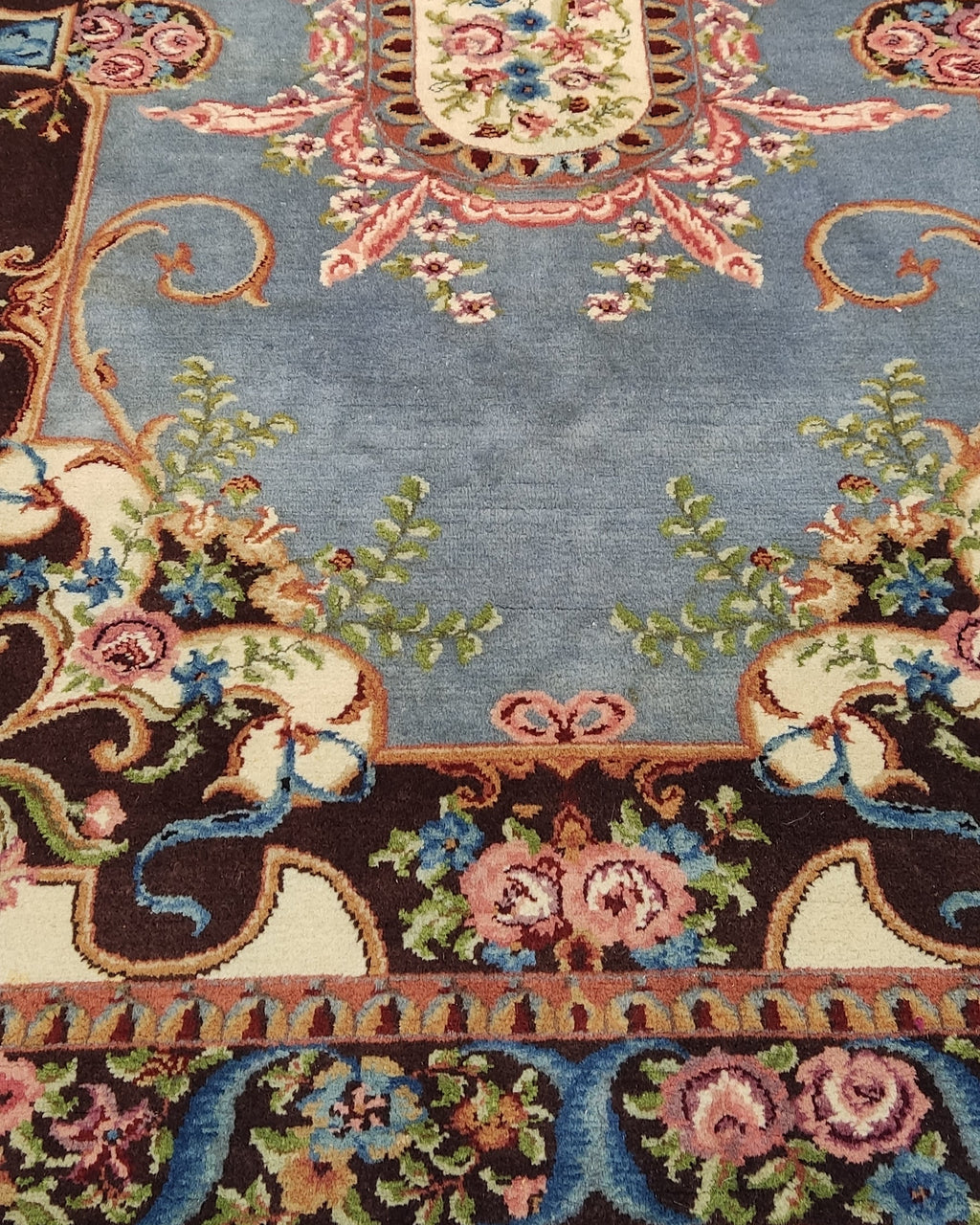 Tappeto Rumeno annodato a mano 252x178 cm con fondo azzurro, medaglione centrale e raffinati motivi floreali.