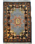 Tappeto Rumeno annodato a mano 252x178 cm con fondo azzurro, medaglione centrale e raffinati motivi floreali.