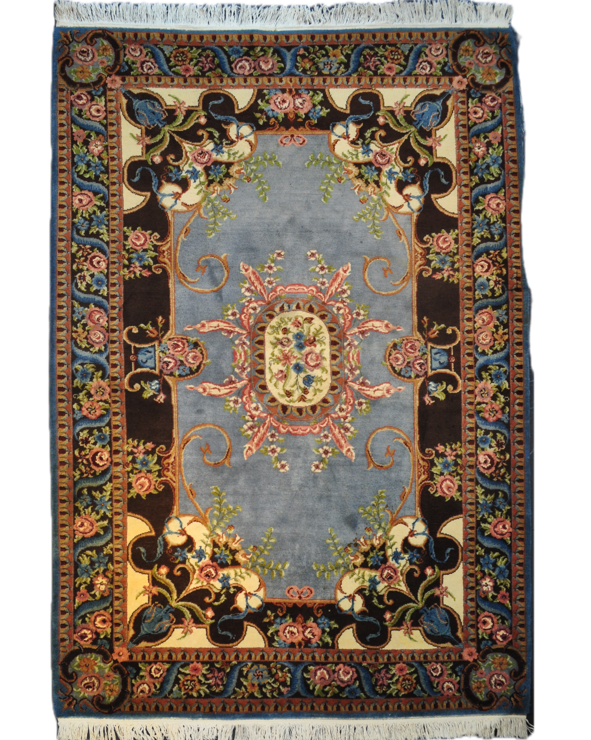 Tappeto Rumeno annodato a mano 252x178 cm con fondo azzurro, medaglione centrale e raffinati motivi floreali.