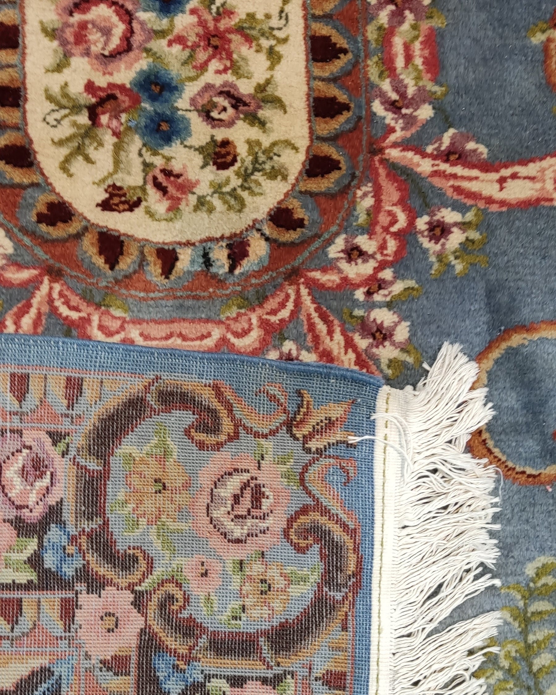 Tappeto Rumeno annodato a mano 252x178 cm con fondo azzurro, medaglione centrale e raffinati motivi floreali.