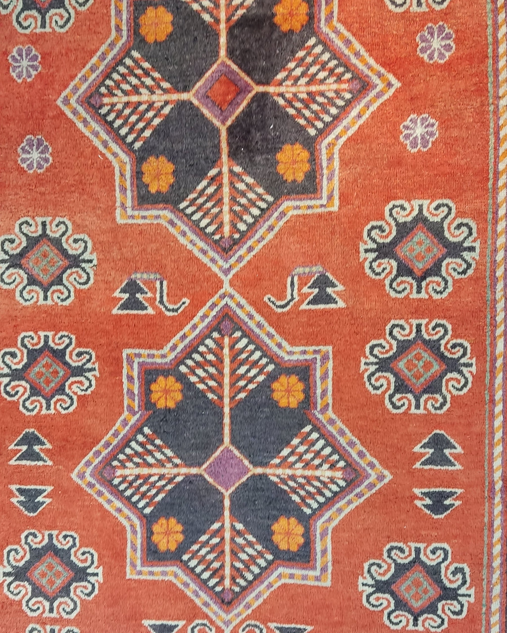 Tappeto Samarkanda annodato a mano con fondo terracotta e grandi motivi geometrici ispirati alla Via della Seta, misura 255x160 cm