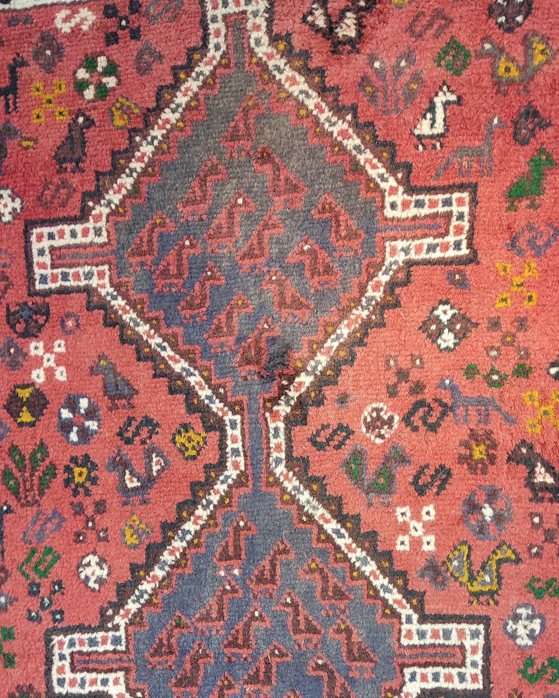 Tappeto Shiraz annodato a mano con fondo rosso e grandi motivi geometrici tribali persiani, misura 240x165 cm