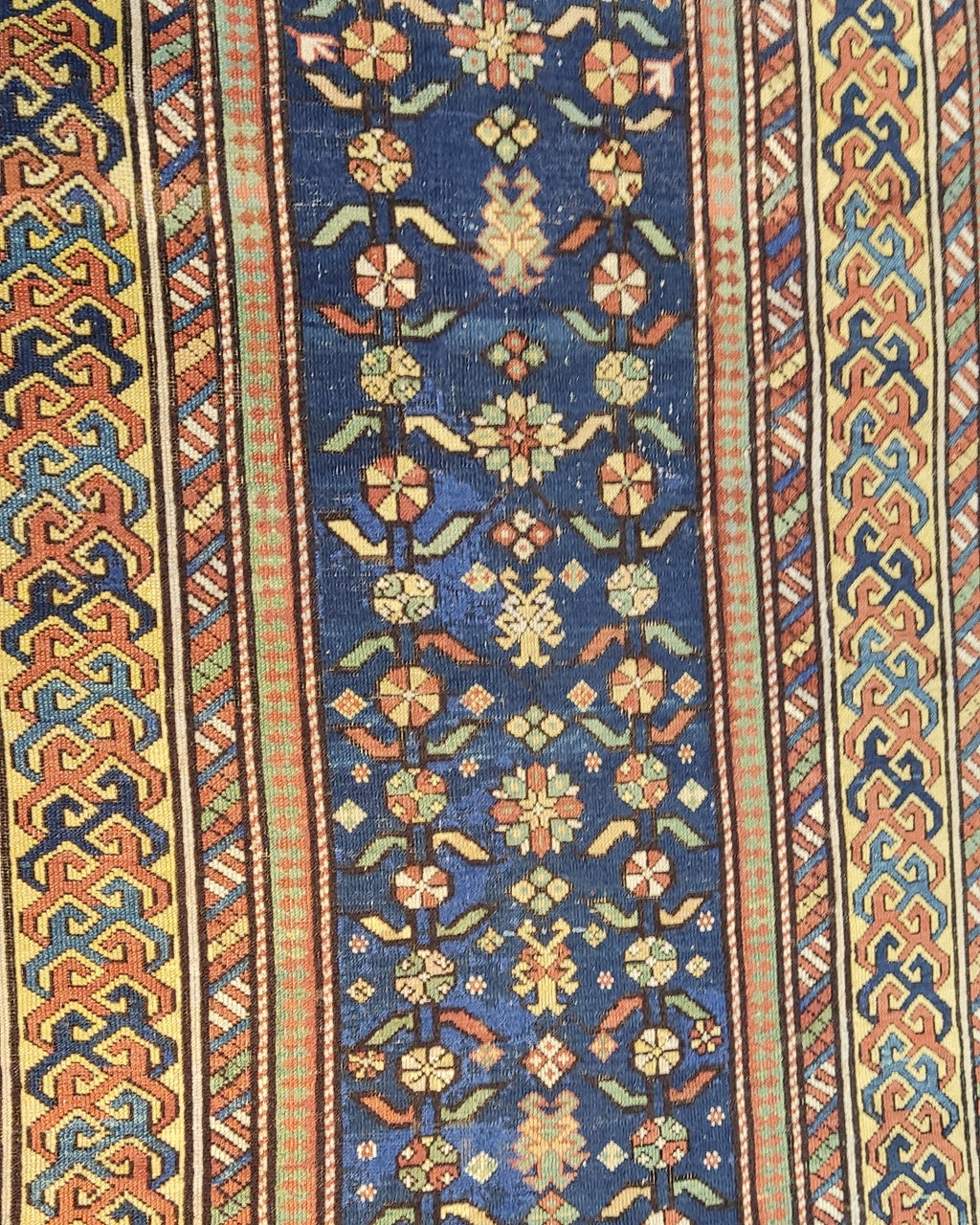 Tappeto Shirvan antico del XIX secolo annodato a mano con motivi geometrici caucasici su fondo blu, misura 205x100 cm