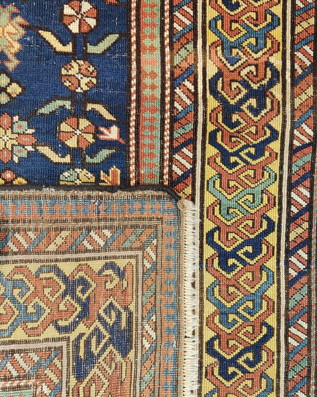 Tappeto Shirvan antico del XIX secolo annodato a mano con motivi geometrici caucasici su fondo blu, misura 205x100 cm