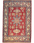 Tappeto Uzbek annodato a mano con fondo rosso rubino e motivi geometrici caucasici nei toni dell'avorio e dell'azzurro, misura 158x108 cm