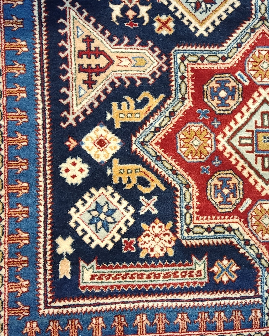 Tappeto Yazd annodato a mano 247x154 cm con medaglioni geometrici su fondo blu e bordure decorative rosse e avorio